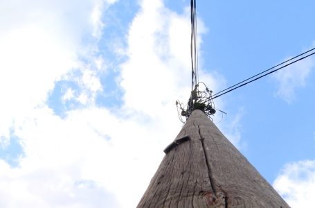 Shtyllat e vjetra elektrike rrezikojnë banorët e paralagjes Brekoc