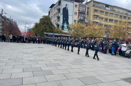 Togu ceremonial i FSK-së parakalon në sheshin “Zahir Pajaziti”