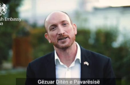Ambasadori i Britanisë uron në shqip: Gëzuar Ditën e Pavarësisë dhe Ditën e Çlirimit!