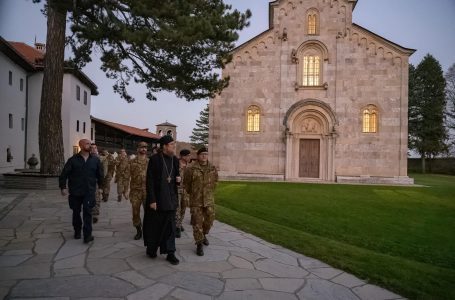 Komandanti i misionit të KFOR-it viziton Manastirin e Deçanit