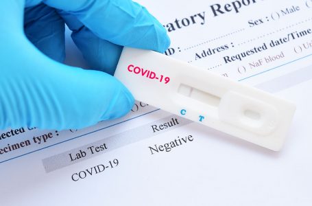 Një laborator në Britani gabimisht raportoi 39 mijë teste pozitive të COVID si negative, i kushtoi me jetë 20 personave