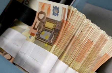 U kap me rreth 15 mijë euro të padeklaruara, procedohet penalisht 34-vjeçari në Muriqan