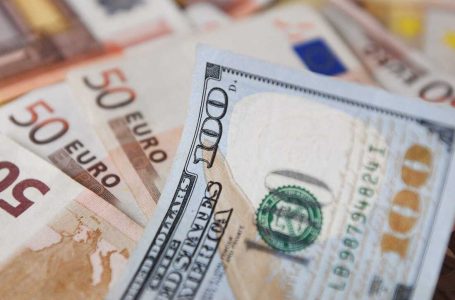 ​Dollari forcohet ndaj rivalëve kryesorë, euro ra me 0.83%