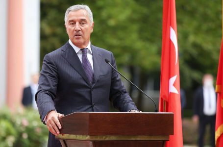 Gjukanoviq do të jetë president nderi i Malit të Zi – me 70 për qind të pagës, zyrë speciale dhe eskortë zyrtare policore