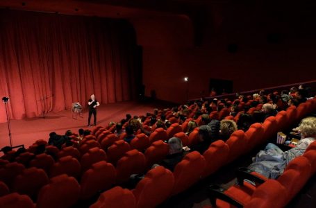 Në një vjetorin e Kinos “Hyrije Hana”, Genti Hazizi shfaq Stand Up komedinë “Sikur të isha grua”