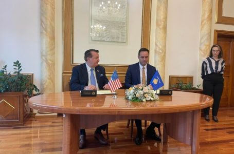​Konjufca nënshkruan memorandum bashkëpunimi me organizatën “Vatra”