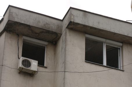 Digjet oxhaku i një banese në Gjakovë, zjarrfikësit mezi depërtojnë në vend të ngjarjes