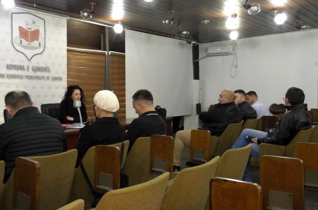 Qytetarët nuk marrin pjesë në mbledhjen për statutin e Komunës së Gjakovës