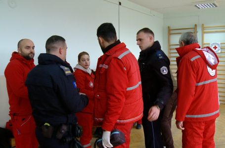 Kryqi i Kuq mban ushtrim fushor në SHFMU “Emin Duraku”