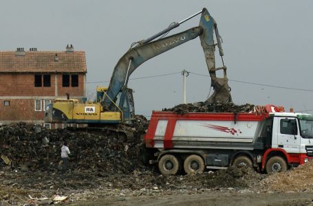 Vazhdojnë punimet në largimin e deponisë ilegale në lagjen “Ali Ibra”