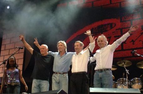 Pink Floyd mbledh mbi 500 mijë euro me një këngë për Ukrainën