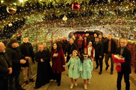 Presidentja Osmani me familje e kaloi mbrëmjen e Krishtlindjes në Pjetërshtan