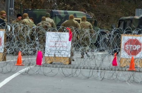KFOR-i shton prezencën në veri – krijon kordon me blinda dhe tela me gjemba