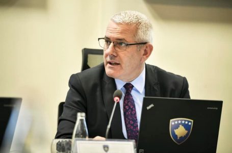 Sveçla: Vuçiq u kthye në rolin e propaganduesit, thotë se polici Neziri u lëndua nga xhamat