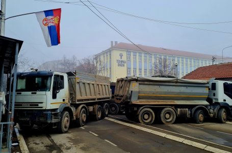 Barrikadat e pamundësuan punën e gjykatave në veri