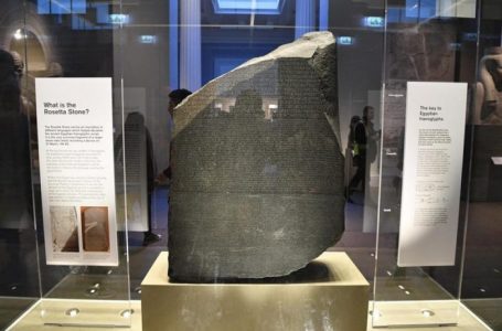 Egjipti i kërkon Londrës gurin e Rozetës
