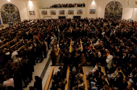 Mesha e Krishtlindjes në Gjakovë mblodhi qytetarë të shumtë në Kishën e Shën Palit dhe Shën Pjetrit