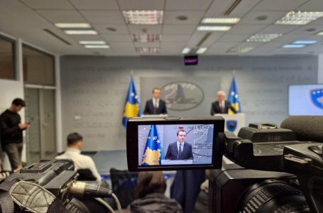 Kurti: KFOR-i po na kërkon pak kohë për heqjen e barrikadave, po i presim