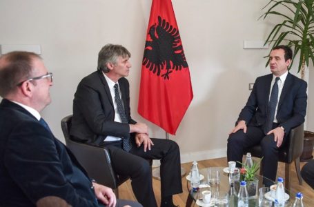 Kurti uron Taravarin, kryetarin e sapo zgjedhur të “Aleanca për Shqiptarët”