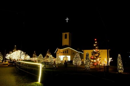 Ndizen dritat në kishën e fshatit Pjetërshan