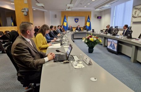 Qeveria e Kosovës hap aplikimin për shtesat për fëmijët deri në moshën 16 vjeçare
