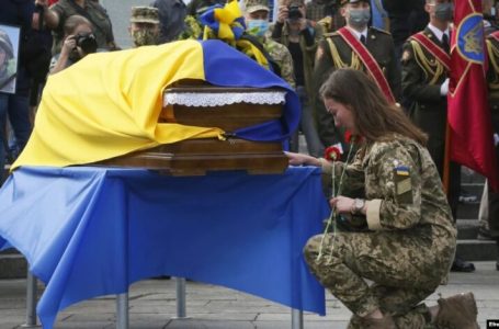 Këshilltari i Zelenskyt: Mbi 13 mijë ushtarë ukrainas të vrarë në luftë