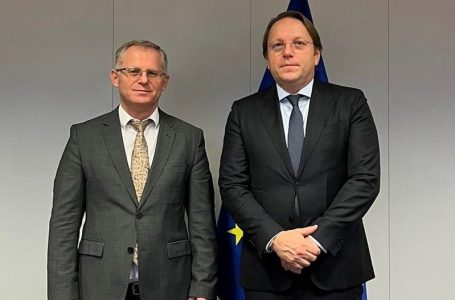 Varhelyi pas takimit me Bislimin: Diskutuam për aplikimin e Kosovës për anëtarësim në BE