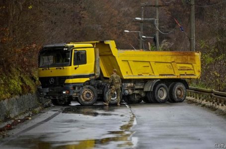 Largohen barrikadat dhe lirohen për qarkullim dy pikat kufitare