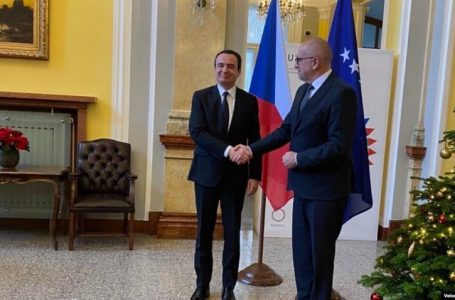 Kurti i dorëzon Presidencës Çeke aplikimin e Kosovës për anëtarësim në BE