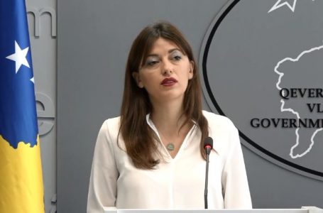 Albulena Haxhiu mban konferencë për medie