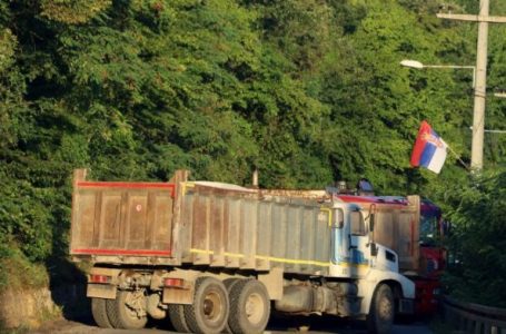 Dita e pestë: Barrikadat vazhdojnë ta bllokojnë Veriun, ndërkombëtarët kërkojnë të hiqen nga ata që i kanë vendosur