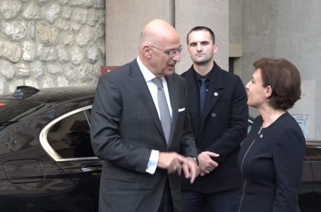 Ministri grek refuzon të mbajë konferencë e të fotografohet para logos së Republikës së Kosovës