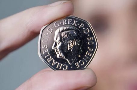 Hyjnë në qarkullim monedhat e para me imazhin e Mbretit Charles III