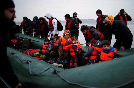 Kalimi i emigrantëve të paligjshëm me gomone, mediat britanike: Plani i kryeministrit në rrugën e duhur