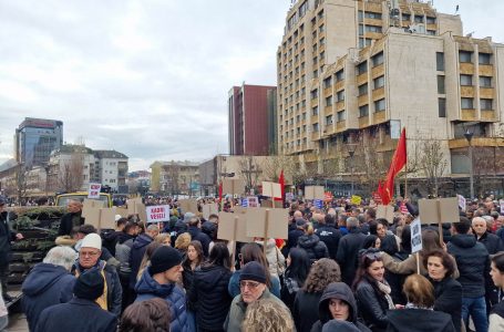 “UÇK-ja nuk mund të gjykohet” – nis protesta e PSD-së kundër Gjykatës Speciale