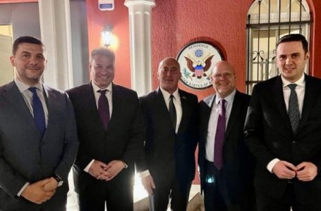 Escobar takon krerët e partive opozitare