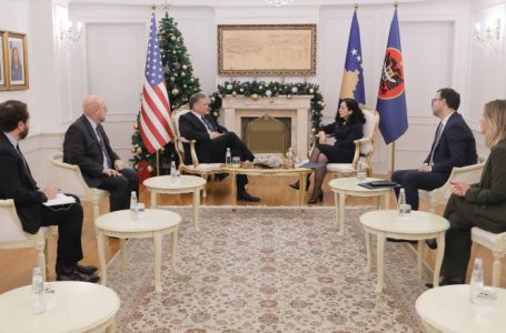Takimet e Escobarit në Kosovë dhe zhvillimet në veri – “Barrikadat në rrugë duhet të largohen menjëherë”