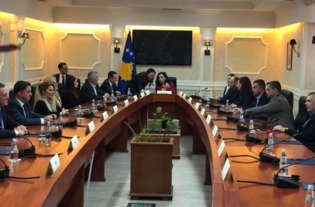 Presidentja Osmani në takim me partitë politike, merr pjesë edhe kryeministri Kurti