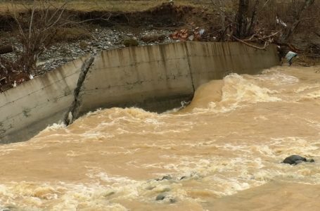 Dëmtohen digat e lumit në fshatrat Brovinë, Shqiponjë, Bardhaniq, Ponoshec dhe Babaj i Bokës