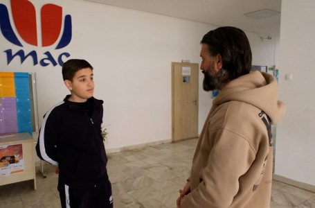 Enes Gjikokaj, 12 vjeçari që mahnitë me talentet e njohuritë e tij