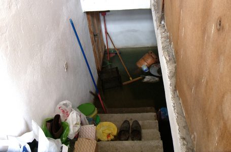 Problemet me kanalizime shkaktojnë telashe në shtëpinë e familjes Byci