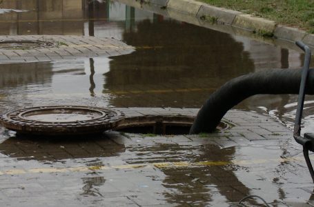 Kanalizimet vërshojnë disa institucione në Gjakovë