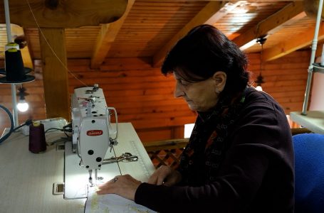 Saime Kabashi, rrobaqepësja që punon veshjet tona kombëtare