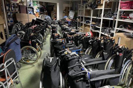 Handikos ofroi mbi 700 pajisje ndihmëse më 2022 – 74 fëmijë përfituan nga shërbimet sociale