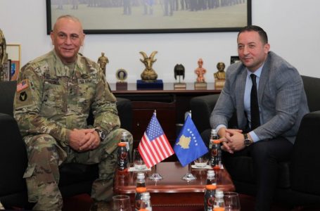Komandanti i Gardës Kombëtare të Iowas-s, gjeneral major, Benjamin J.Corell, pritet me nderime të larta ushtarake