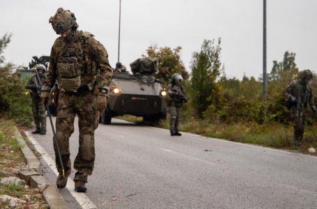 KFOR-i po largon automjetet e mbetura në rrugë, që barrikaduan veriun e vendit