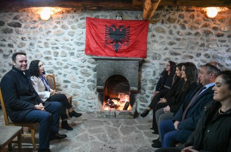 Osmani e Konjufca vizitojnë familjen Gërvalla: Liria mbanë emrat edhe të Jusufit, Bardhoshit e Kadriut