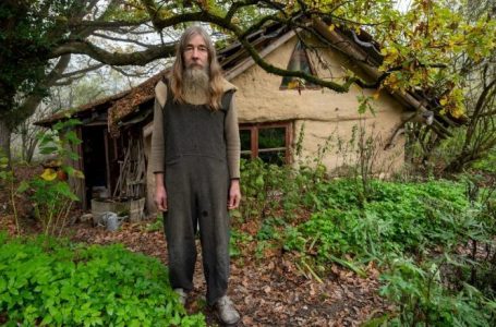 Pa rrymë dhe pa ujë të rrjedhshëm – njihuni me njeriun që jeton për 32 vjet në kasolle
