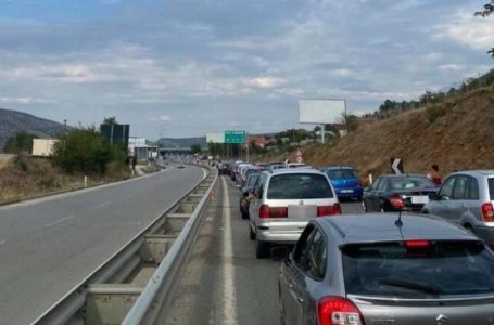 Kolona të gjata të automjeteve në Merdar, tek Dheu i Bardhë dhe Mutivodë, pritje deri në gjashtë orë