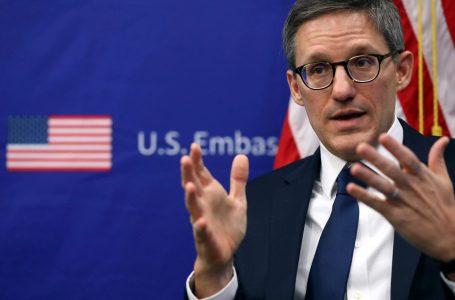Chollet tregon “hap pas hapi” rrugën e ecjes para me dialogun Kosovë-Serbi